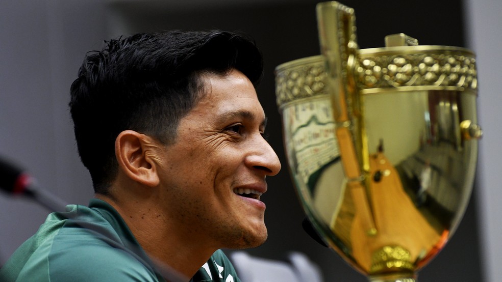 Cano com a taça do Campeonato Carioca, seu primeiro título no Brasil — Foto: Mailson Santana/Fluminense