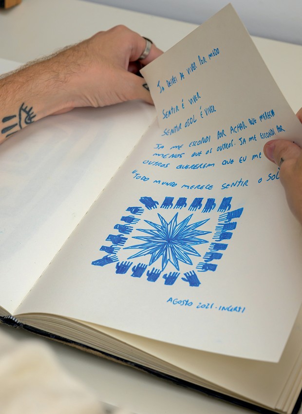 Caderno onde o artista anota suas reflexões e faz esboços dos desenhos (Foto: Sambacine / Editora Globo)
