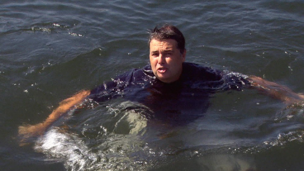 Então secretário de Meio Ambiente, André Corrêa mergulhou na BaÃ­a de Guanabara para mostrar que estava limpa para a OlimpÃ­ada Rio 2016 â€” Foto: Reprodução/TV Globo