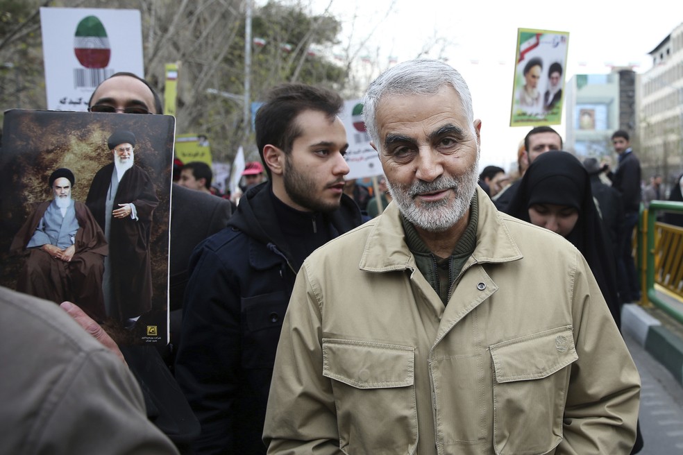 Em foto de 2016, Qassem Soleimani, chefe da Guarda Revolucionária Iraniana morto pelos EUA, participa de um comício anual do aniversário da revolução islâmica de 1979, em Terrã, no Irã  — Foto: AP Photo/Ebrahim Noroozi, File