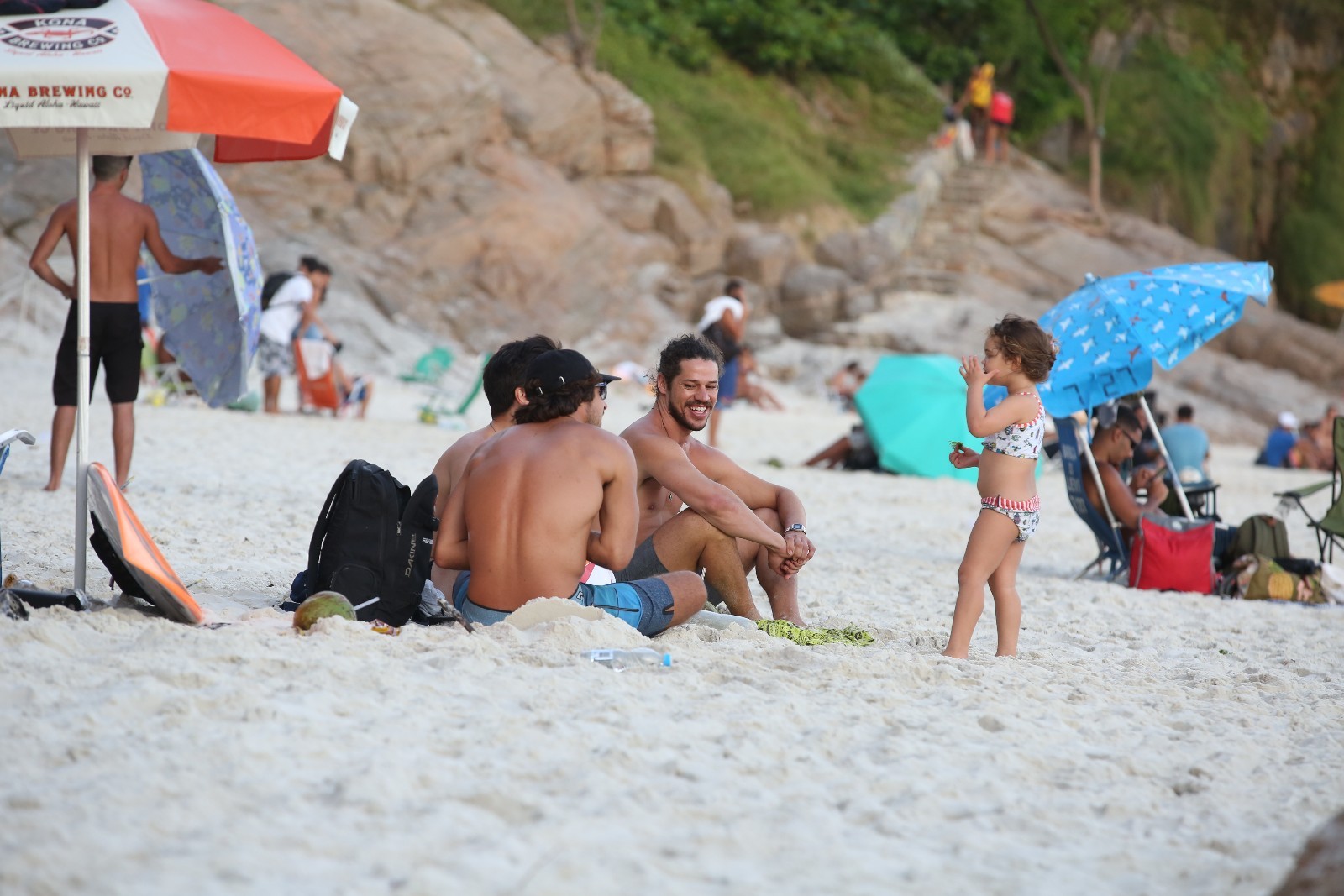 José Loreto curte praia com Bella (Foto: Gabriel Rangel/ AgNews)