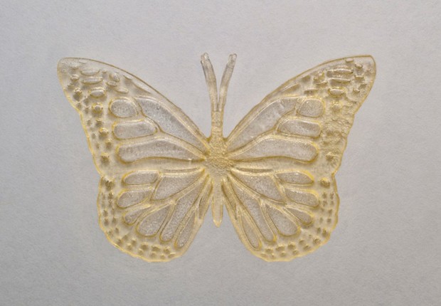 Pesquisadores do laboratório Simpson conseguiram imprimir esta borboleta de plástico usando resina de impressão 3D derivada do óleo usado.  (Foto: Divulgação site da Universidade de Toronto)