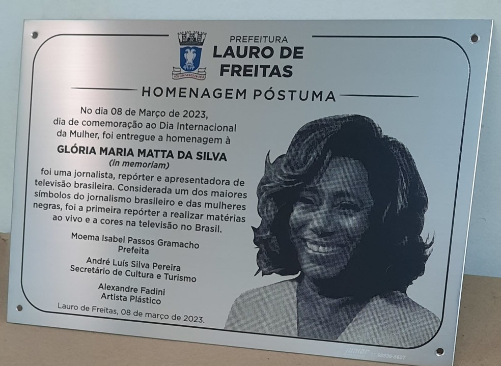 Placa de homenagem póstuma para Glória Maria em praça de Lauro de Freitas — Foto: Divulgação