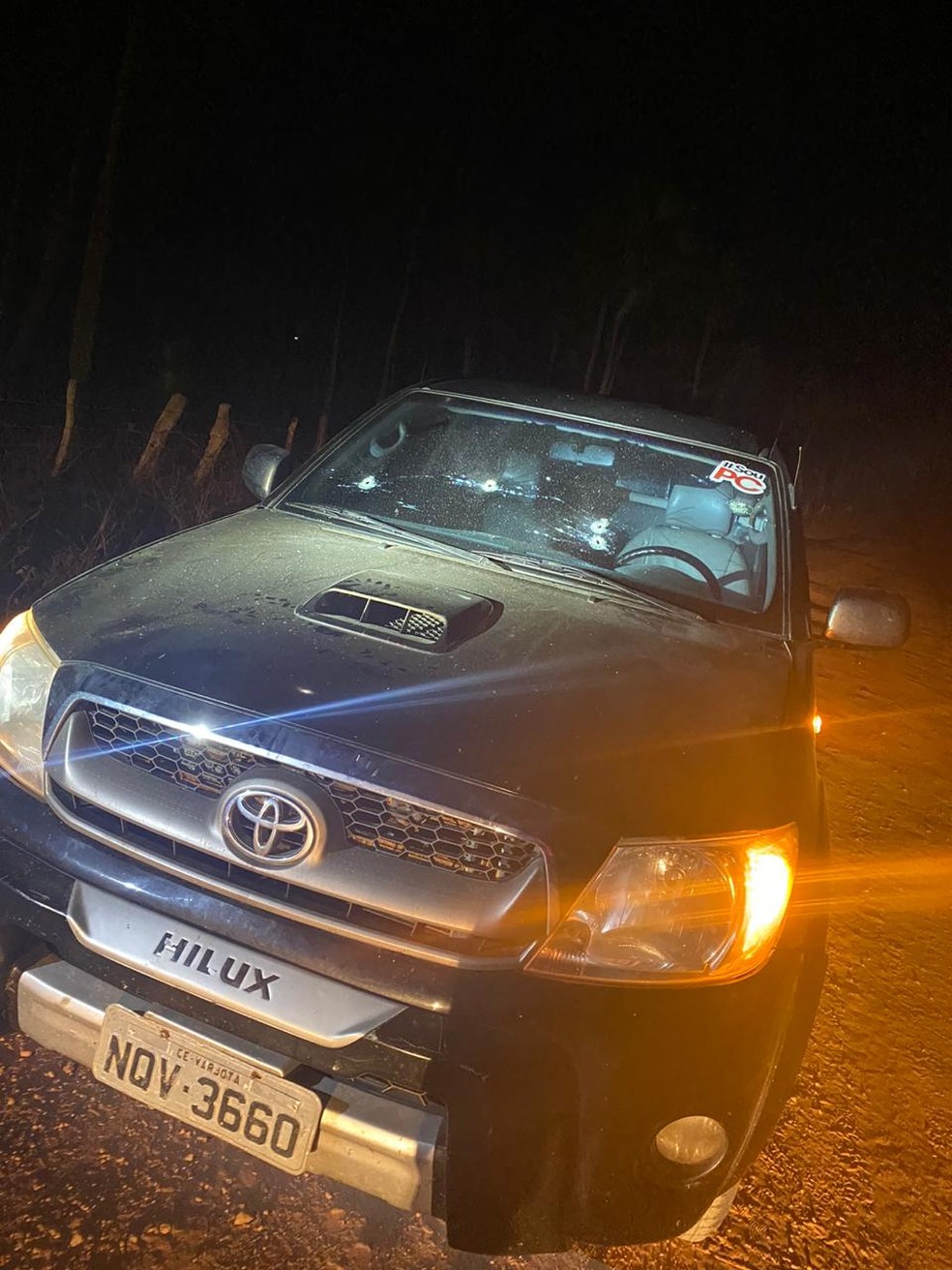 Os tiros foram direcionados ao para-brisa do carro. O candidato teve apenas escoriações devido aos estilhaços de vidro. — Foto: Digulgação