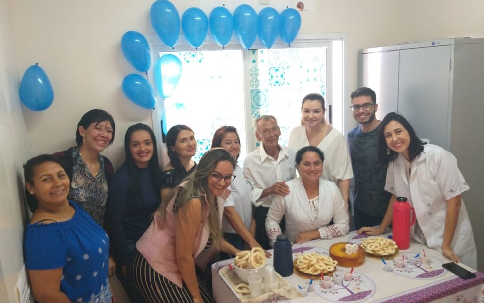 Servidores comemoram aniversário de 89 anos do paciente Arlindo José, em Catalão — Foto: Reprodução/Arquivo pessoal
