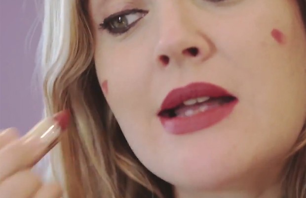 Drew Barrymore usa o próprio batom como blush (Foto: Reprodução)
