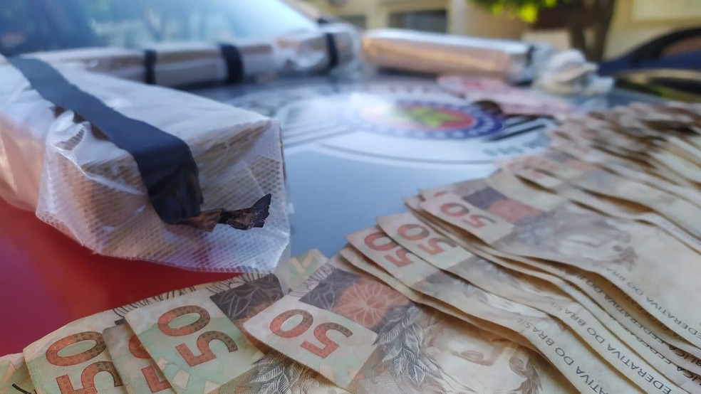 Entorpecente, dinheiro e o veículo foram apreendidos  — Foto: Polícia Militar 