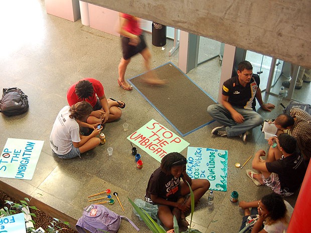 Cartazes foram confeccionados para o protesto no prédio da reitoria da Ufes (Foto: Eduardo Dias/ Divulgação)