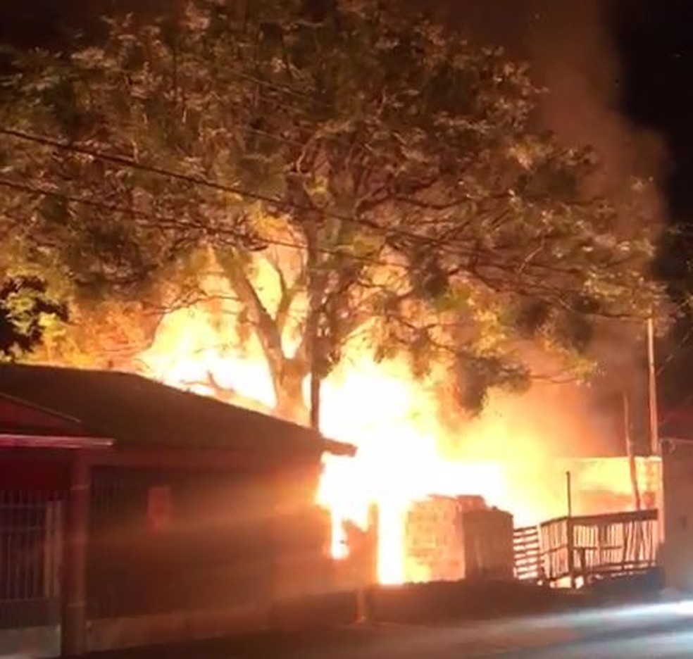 Inc&ecirc;ndio destr&oacute;i casa de madeira em Bauru &mdash; Foto: Arquivo pessoal