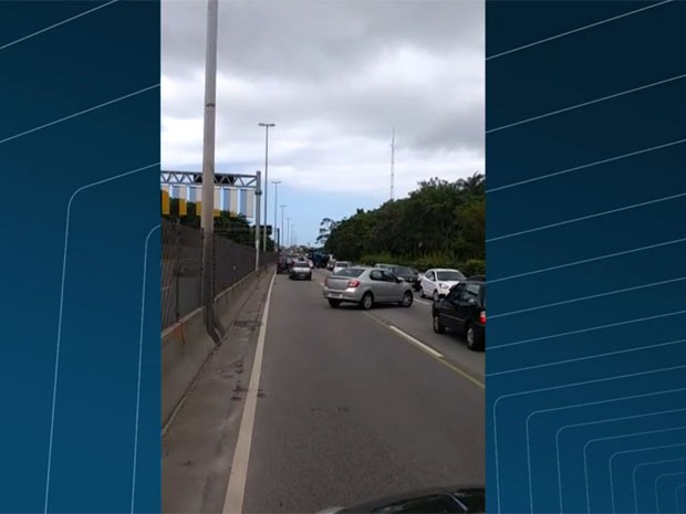 Imagem enviada ao RJTV mostra carros na contramão na Linha Amarela (Foto: Reprodução/TV Globo)