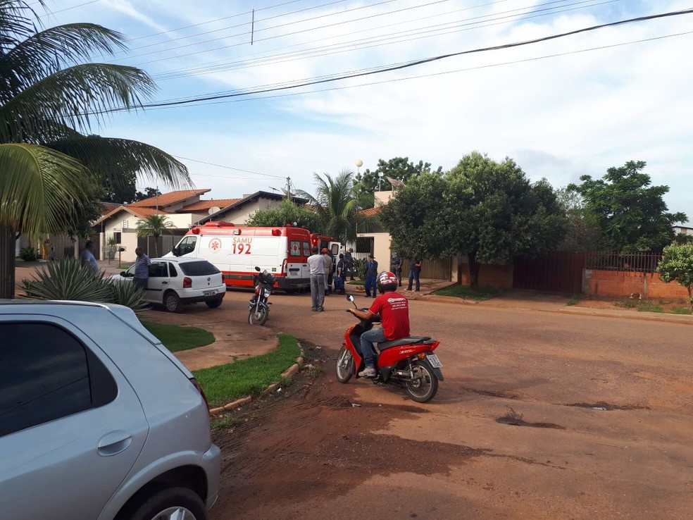 Idosos atacados por abelhas foram socorridos pelo Samu em Rondonópolis (Foto: Corpo de Bombeiros de MT/Assessoria)