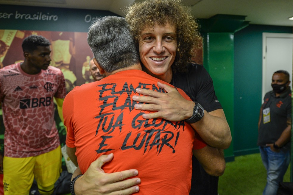 David Luiz abra&ccedil;a Renato Ga&uacute;cho no vesti&aacute;rio do Flamengo &mdash; Foto: Marcelo Cortes/Flamengo