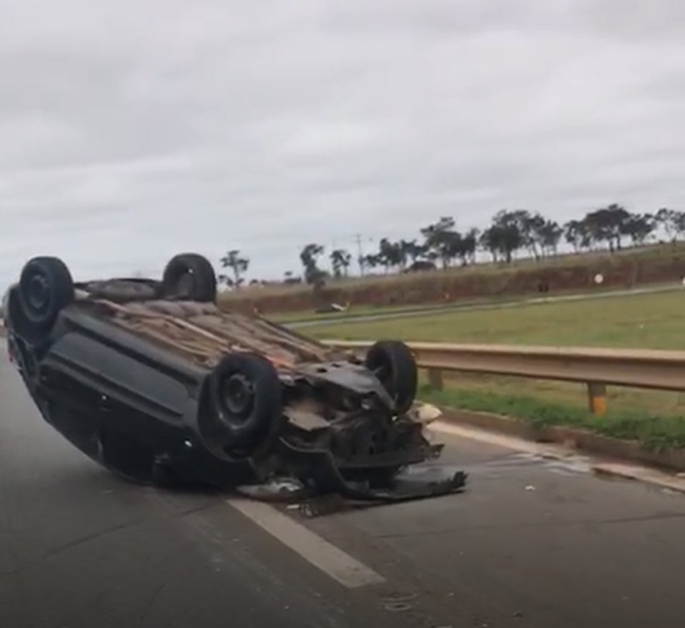 Carro capota apÃ³s colidir com outro veÃ­culo na Rodovia Raposo Tavares em Itapetininga (Foto: Arquivo Pessoal )