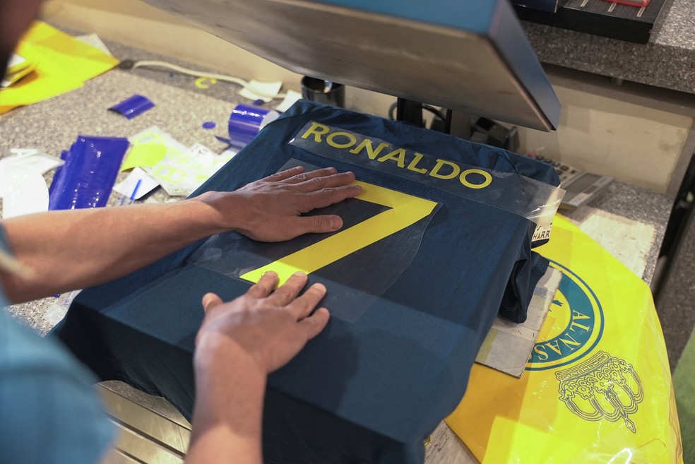 Número 7 de Cristiano Ronaldo sendo colocado em camisa do Al Nassr — Foto: REUTERS/Mohammed Benmansour