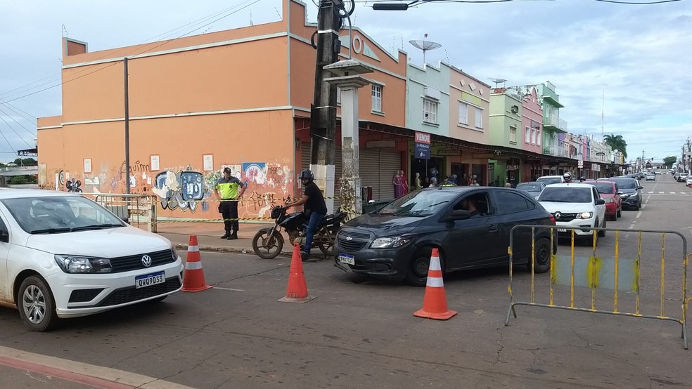 RBTrans estuda liberação de outras vias ainda nesta terça-feira (4) devido ao recuo das águas do rio — Foto: Eldérico Silva/Rede Amazônica