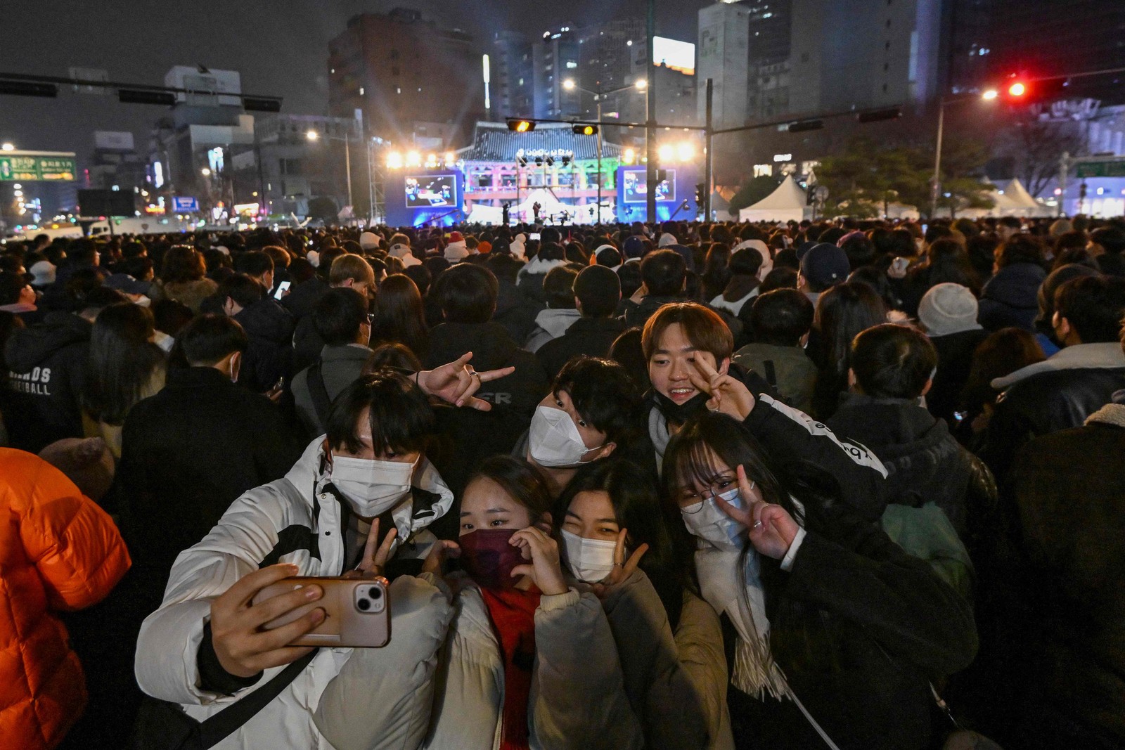 Multidão comemora o réveillon 2023 no pavilhão Bosingak, no centro de Seul, na Coreia do Sul — Foto: Jung Yeon-je / AFP