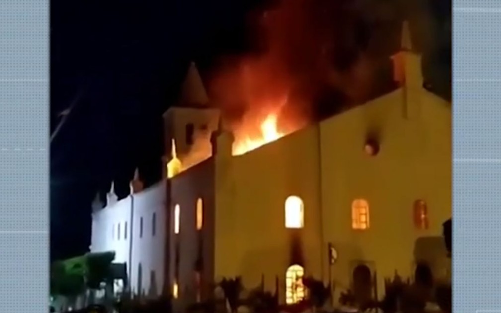 Incêndio atinge igreja matriz de Monte Santo — Foto: Reprodução/TV Bahia