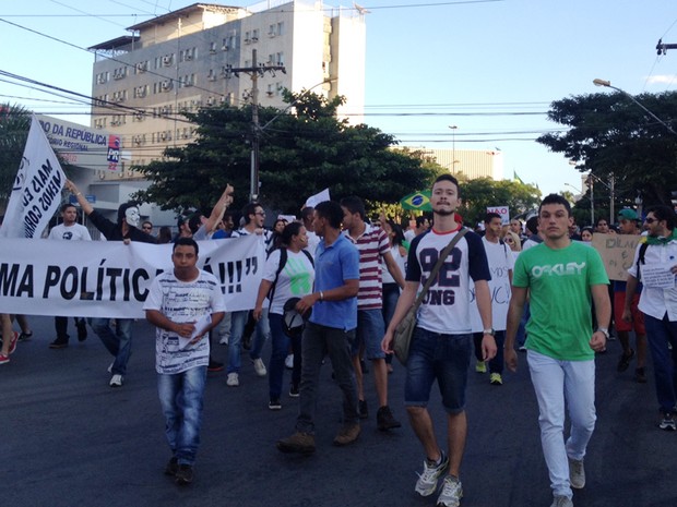 Manifestantes descem a Avenida Araguaia, no Centro de Goiânia (Foto: Gabriela Lima/G1)