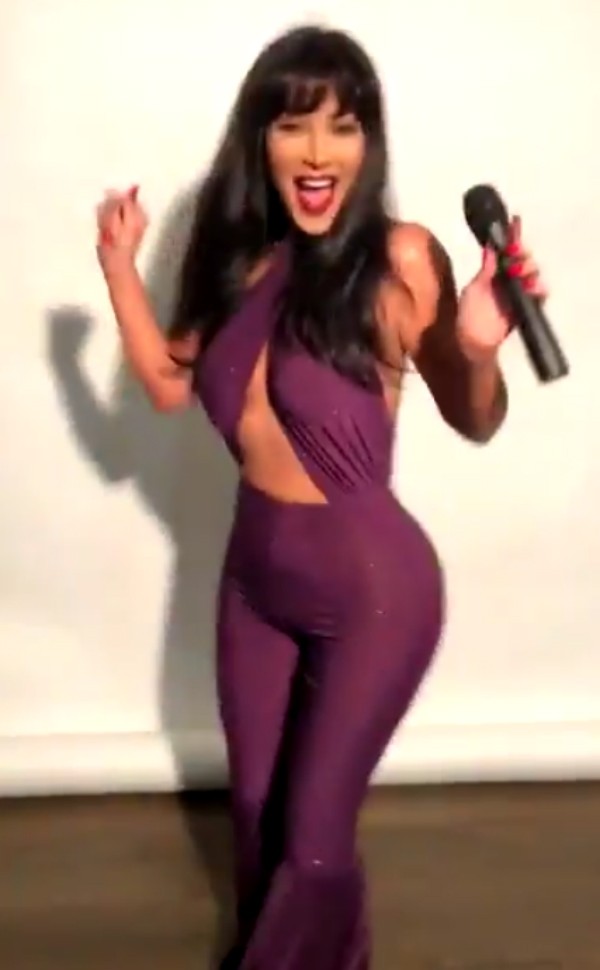 A socialite Kim Kardashian vestida e dançando como a cantora Selena Quintanilha (Foto: Twitter)