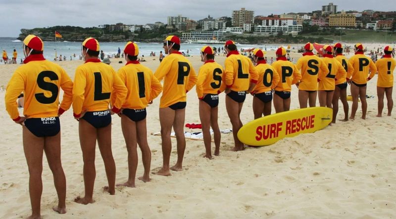 Em resposta ao buraco na camada de ozônio, a Austrália lançou a campanha de saúde pública 'slip, slop, slap', lembrando as pessoas de cobrir-se, usar protetor solar e procurar a sombra (Foto: Alamy via BBC News)