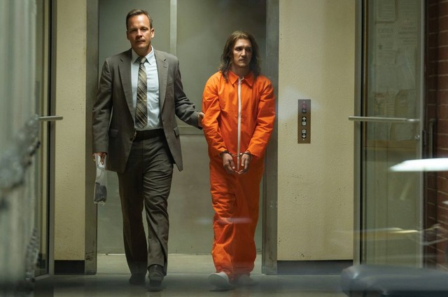 Peter Sarsgaard e Kyle Gallner em 'Interrogation' (Foto: John Golden Britt/CBS)