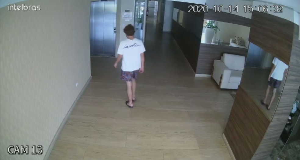 Invasor foi visto entrando em outro edifício poucas horas antes, na mesma região de Praia Grande, SP — Foto: Reprodução/Praia Grande Mil Grau