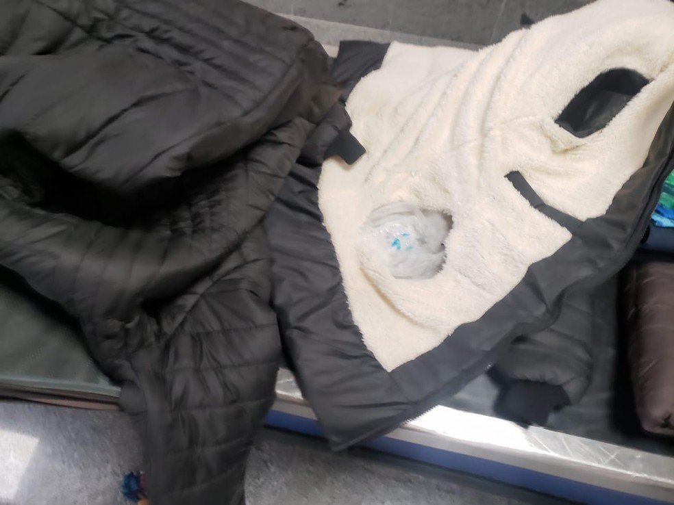 Idosa é presa no aeroporto de Salvador ao tentar embarcar com cocaína escondida em forro de casaco  — Foto: Divulgação/Polícia Federal