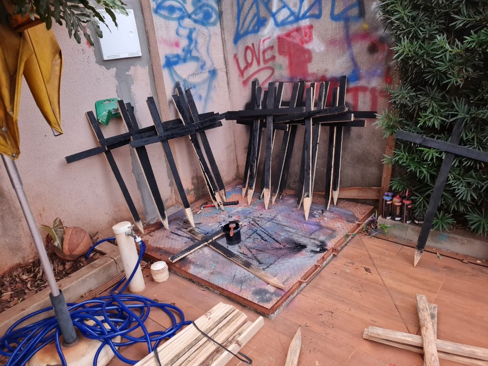 Karol pintou à mão as 308 cruzes que fazem parte da intervenção — Foto: Karol Tedesque/ Arquivo pessoal