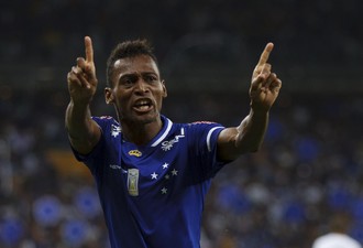 Marquinhos chega a Porto Alegre para fazer exames e fechar com o Inter