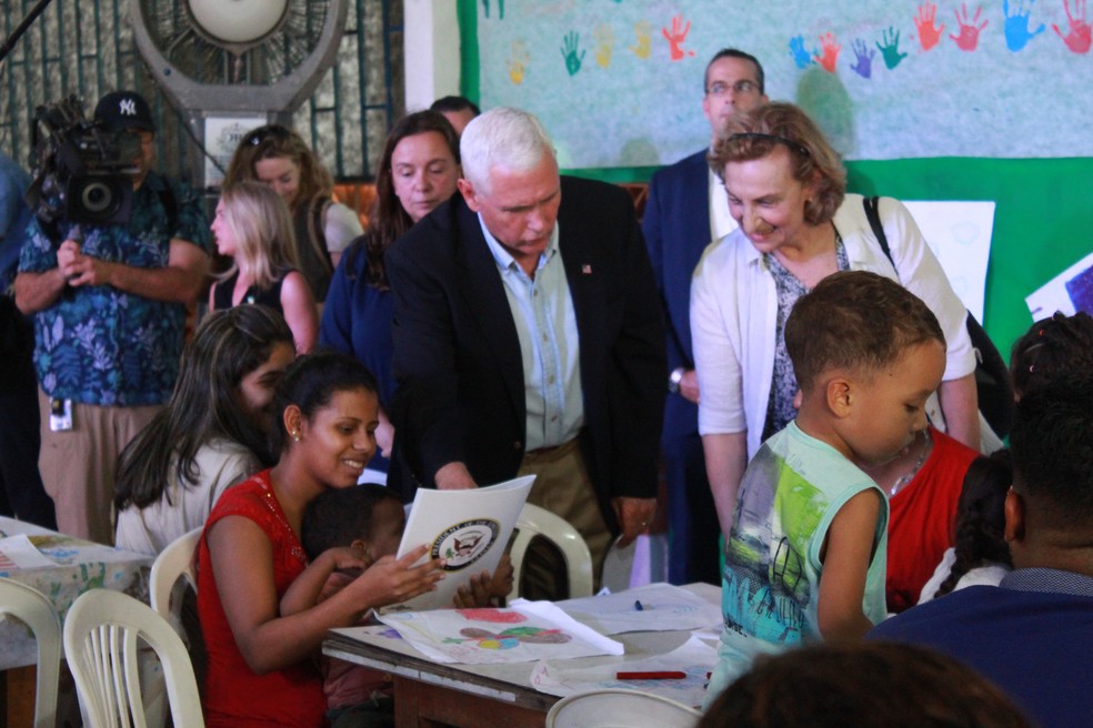 Mike Pence conversa com venezuelanos em Manaus (Foto: Camila Henriques/G1 AM)