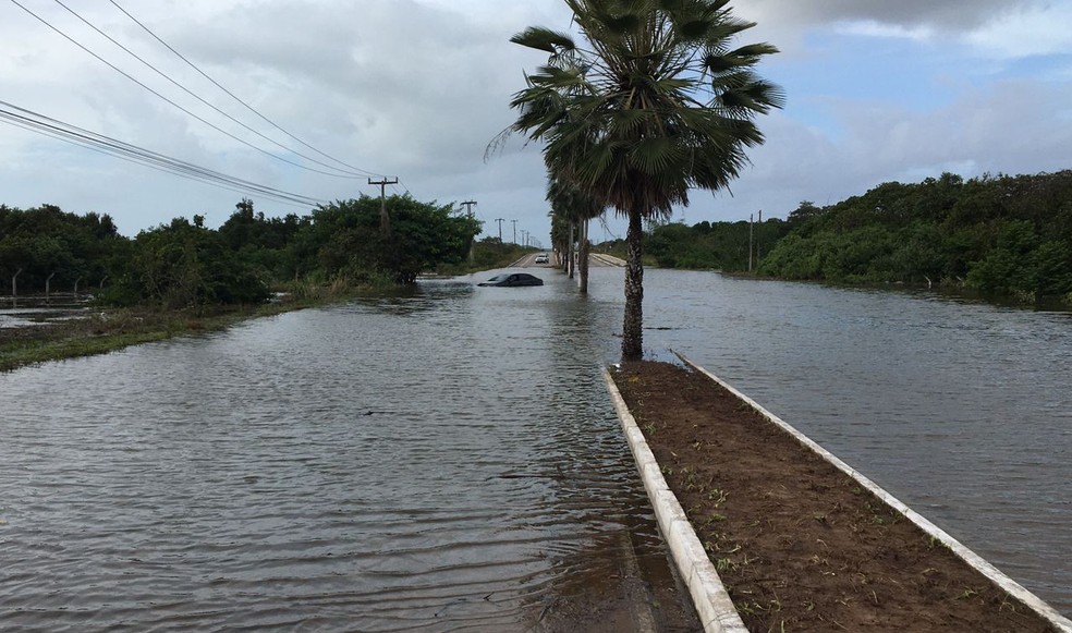 Veículo ficou ilhado após tentar atravessar trecho alagado da Rota do Sol — Foto: Pedro Trindade/Inter TV Cabugi