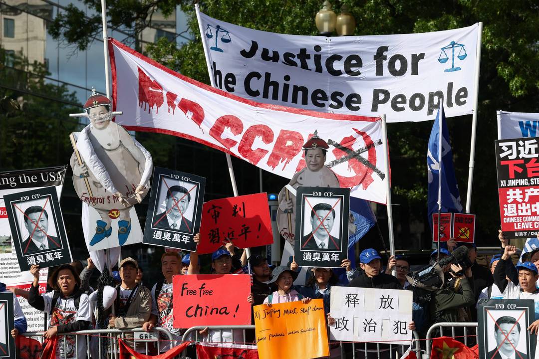 Pessoas participam de um protesto perto da Casa Branca, no dia do encontro entre o presidente chinês Xi Jinping e o presidente dos EUA Donald Trump, em Washington