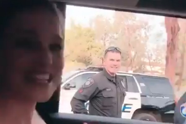 Natalie brinca com policial (Foto: reprodução/ Twitter)