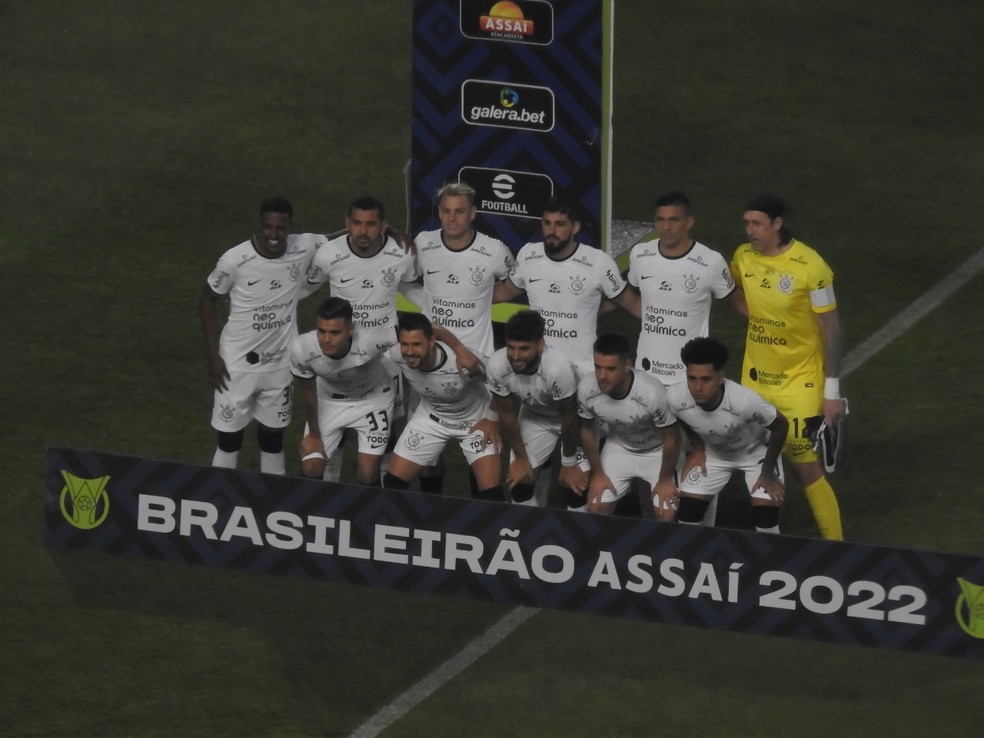 Corinthians empata com o Coritiba em jogo de polêmicas e expulsões