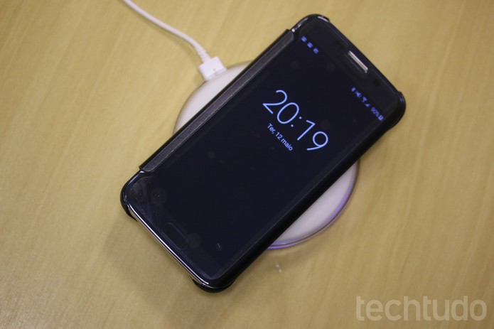 O Samsung Charger Wireless Pad funciona perfeitamente mesmo com o celular protegido por capinha (Foto: Lucas Mendes/TechTudo)