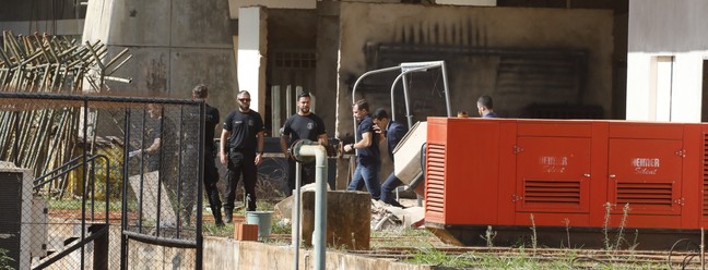 Mauro Cid deixa pela porta dos fundos o batalhão do Exército onde estava detido desde maio — Foto: Cristiano Mariz/Agência O Globo