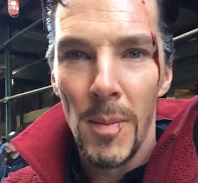 O ator Benedict Cumberbatch logo antes de entrar em uma loja de quadrinhos de Nova York em meio às filmagens de Doutor Estranho (2016) (Foto: Twitter)