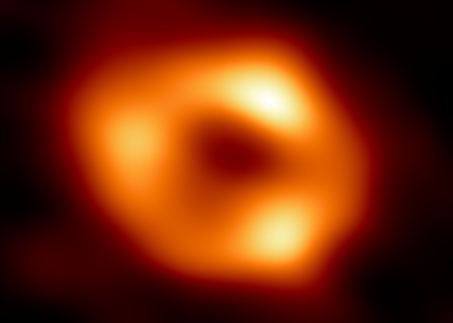 Buraco negro no centro da Via Láctea, mostrando o disco de acreção brilhante