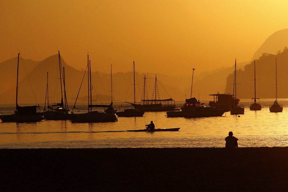 O nascer do sol na Praia de Botafogo