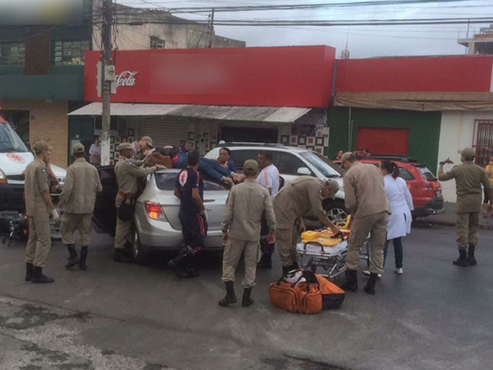 A mulher ficou no teto até ser resgatada pelo Samu (Foto: Arquivo Pessoal)
