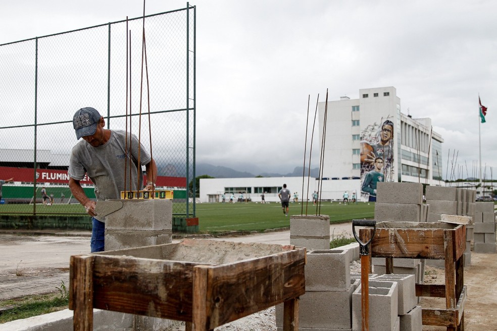Construção do muro do CT do Flu começou em fevereiro de 2022 — Foto: Lucas Merçon / Fluminense FC