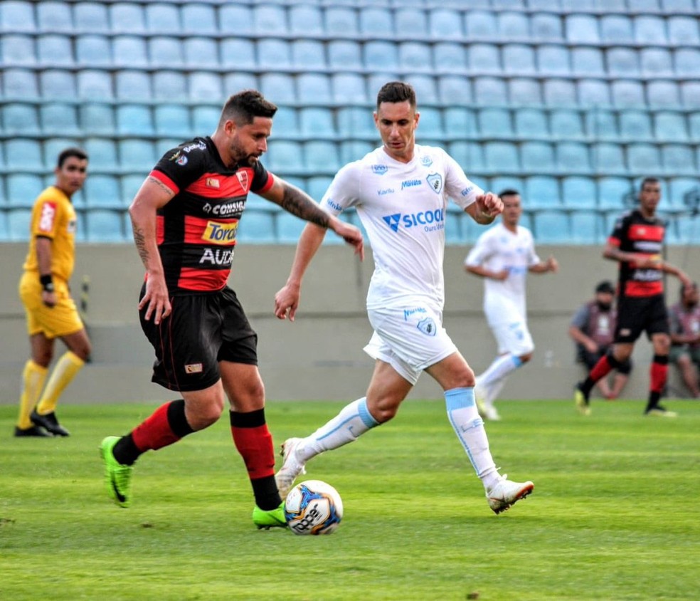 Derrota no jogo entre os dois times pode significar cair para a zona de rebaixamento  — Foto: Jefferson Vieira/Oeste FC