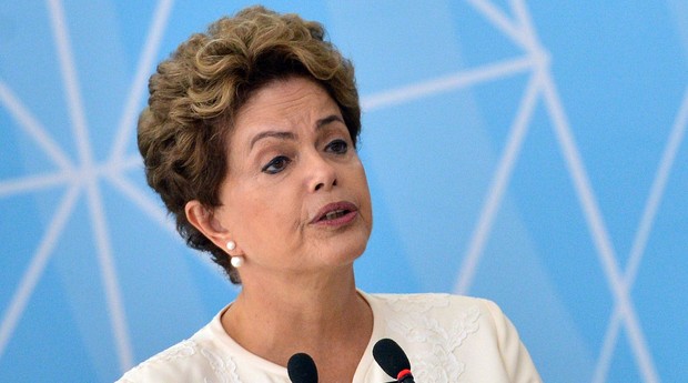 A presidente Dilma Rousseff participa da cerimônia de anúncio dos critérios de adaptação de outorgas de radiodifusão AM para FM (Foto: José Cruz/Agência Brasil)