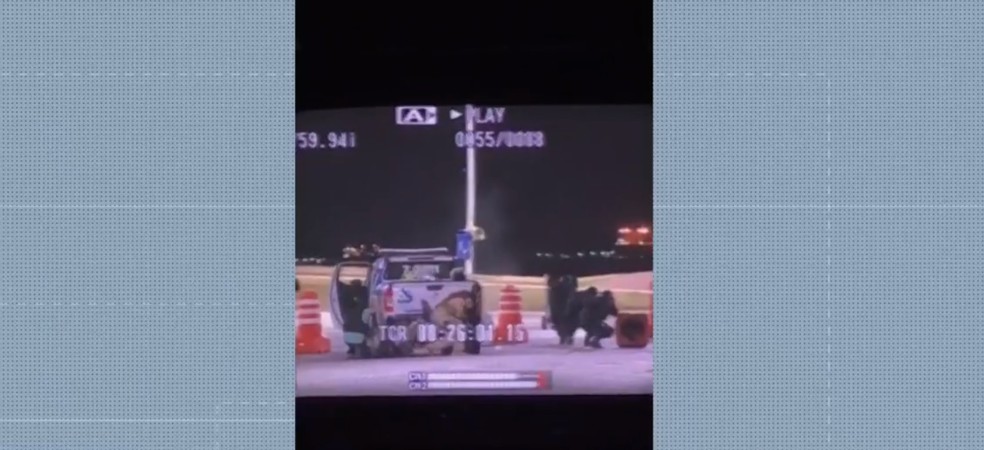 Video Flagra Momento Em Que Pm Atira Em Policiais E E Baleado Na Regiao Do Farol Da Barra Bahia G1