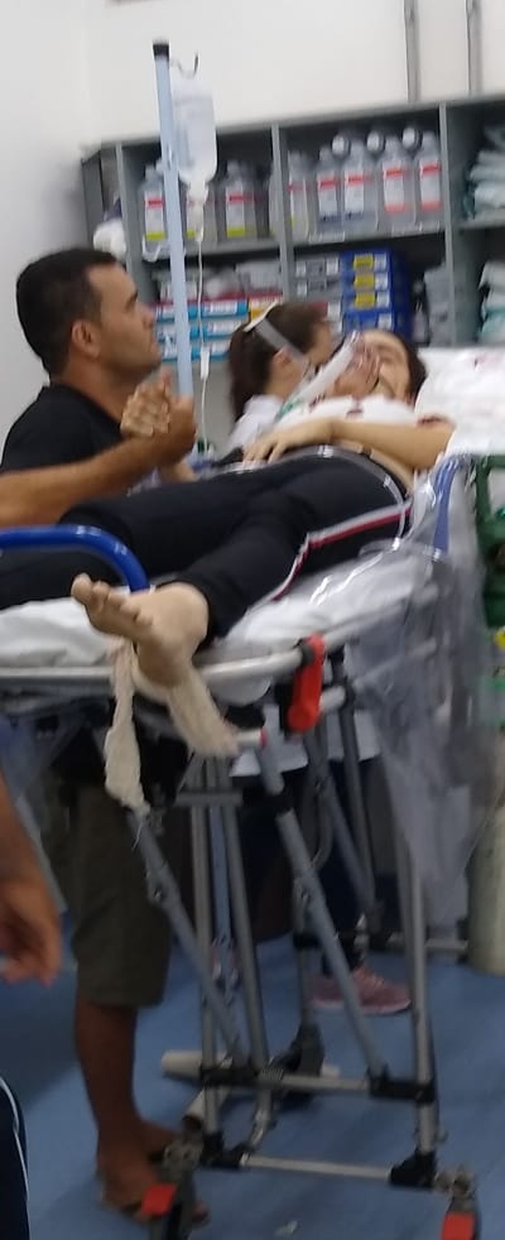 Suspeito de atirar em ex-namorada no RN aparece em foto segurando a mão da vítima no hospital após o crime — Foto: Redes Sociais