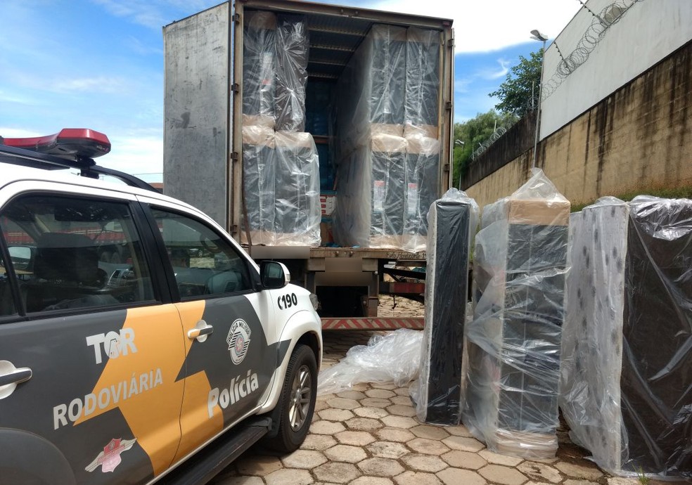 Carga de cigarros contrabandeados foi apreendida em Martinópolis (Foto: Polícia Militar Rodoviária/Divulgação)