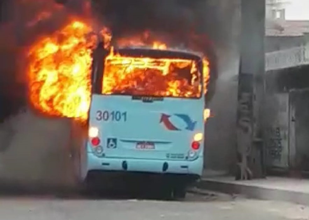 Ônibus são incendiados em Fortaleza (Foto: Reprodução)