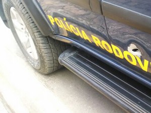 Tiro atinge lateral da viatura da Polícia Rodoviária (Foto: Divulgação / Polícia Rodoviária)
