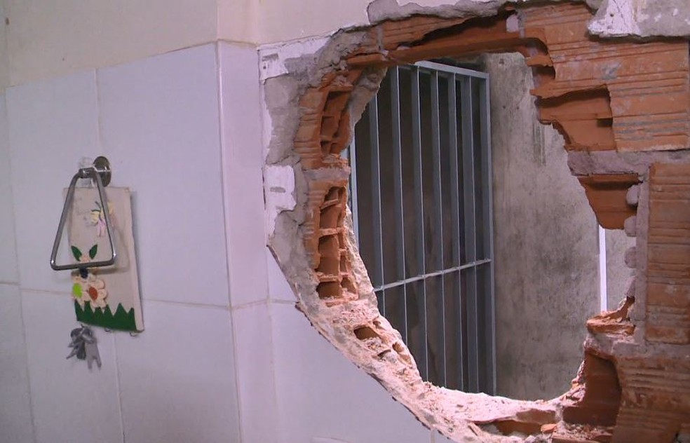 Criminosos fazem buraco em parede de igreja (Foto: Reprodução /  TV Gazeta)