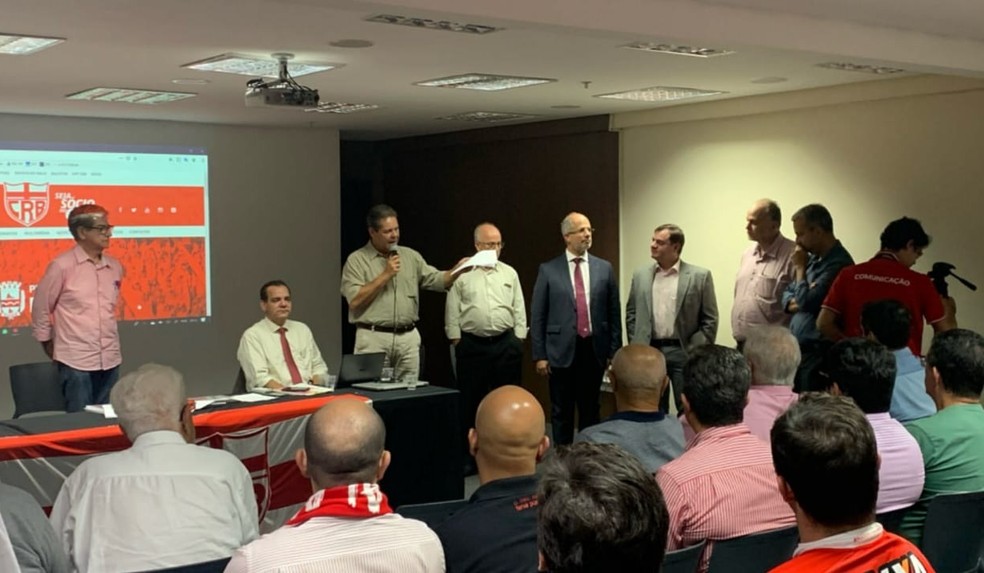 Kennedy Calheiros (discusando) é o atual presidente do conselho do Galo — Foto: ASCOM CRB